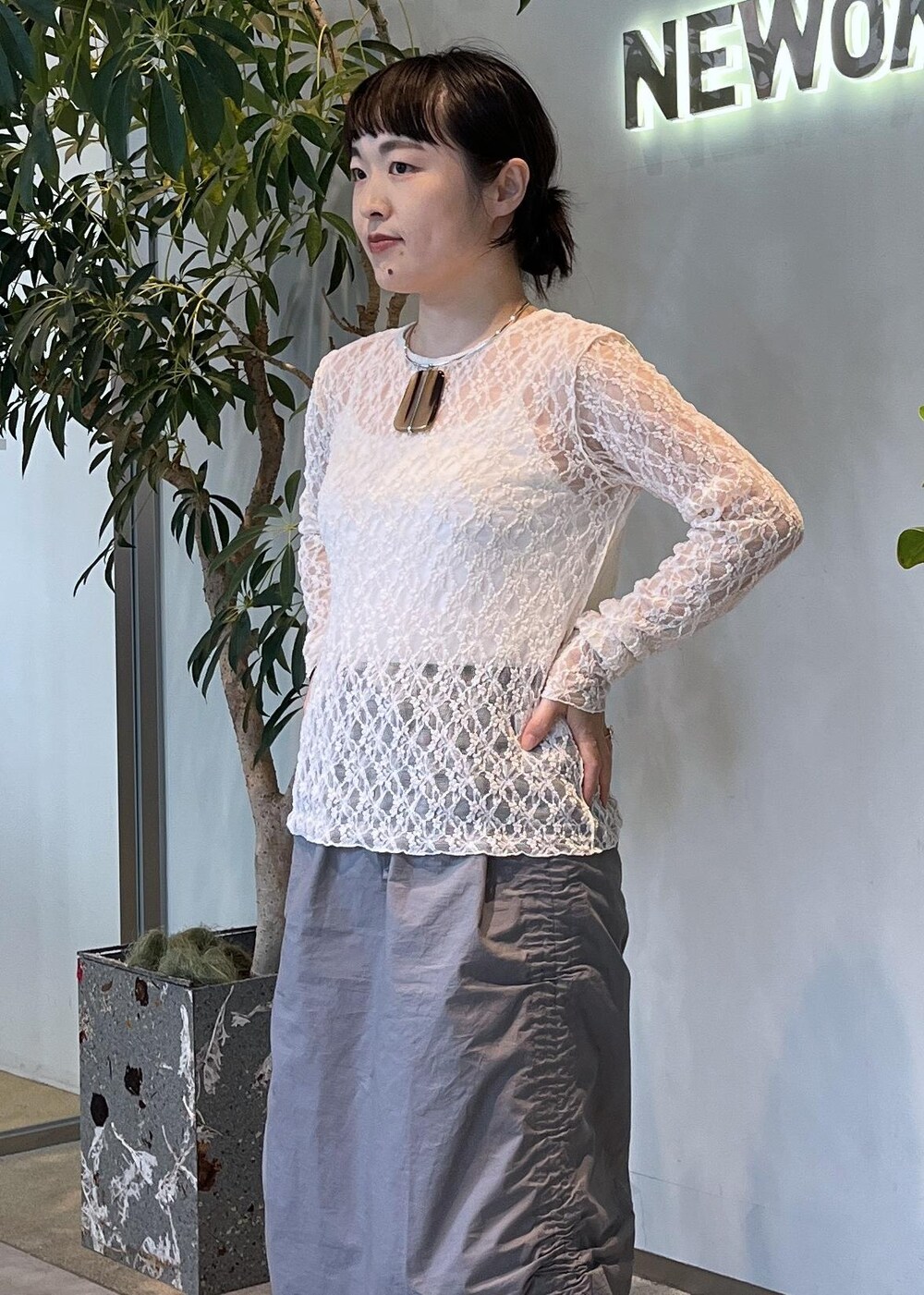 ホワイト系のその他トップス、ブラウン系のその他パンツ、ブルー系のシャツ/ブラウスを着用したレディースの夏コーディネートの9枚目の写真