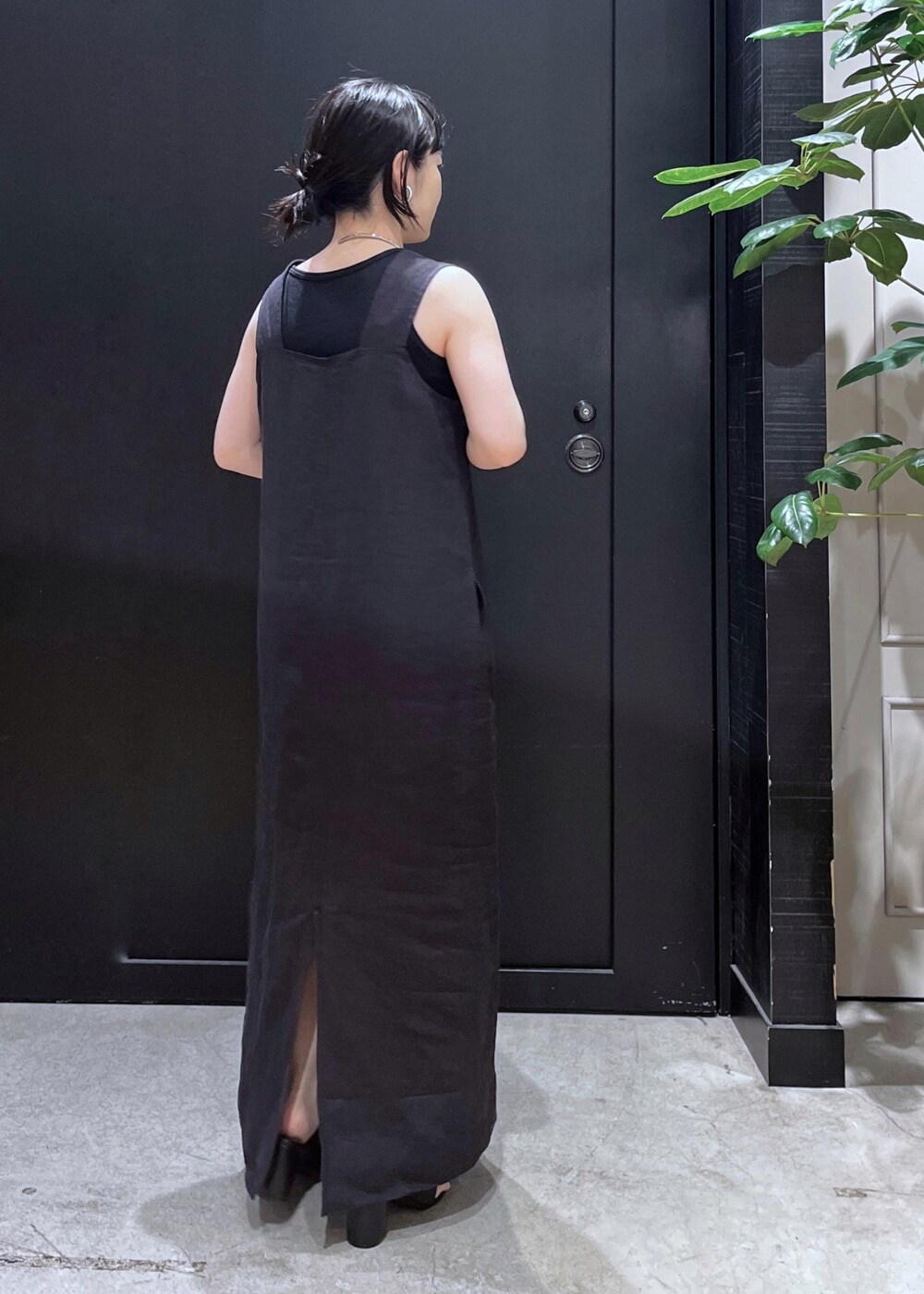 ブラック系のサンダル、ベージュ系のシャツ/ブラウス、ブラック系のジャンパースカートを着用したレディースの夏コーディネートの7枚目の写真