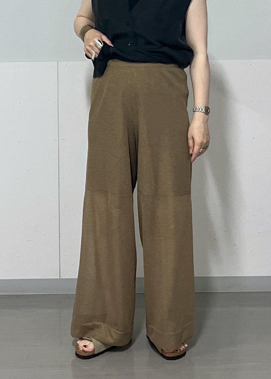 ブラック系のチューブトップ、ブラック系のベスト、ブラック系のかごバッグを着用したレディースの夏コーディネートの5枚目の写真