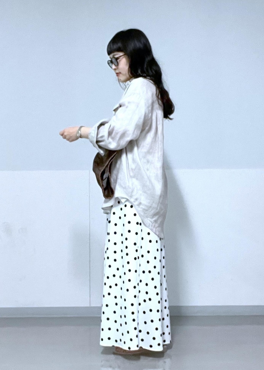 ベージュ系のサンダル、ホワイト系のTシャツ/カットソー、グレー系のシャツ/ブラウスを着用したレディースの夏コーディネートの4枚目の写真