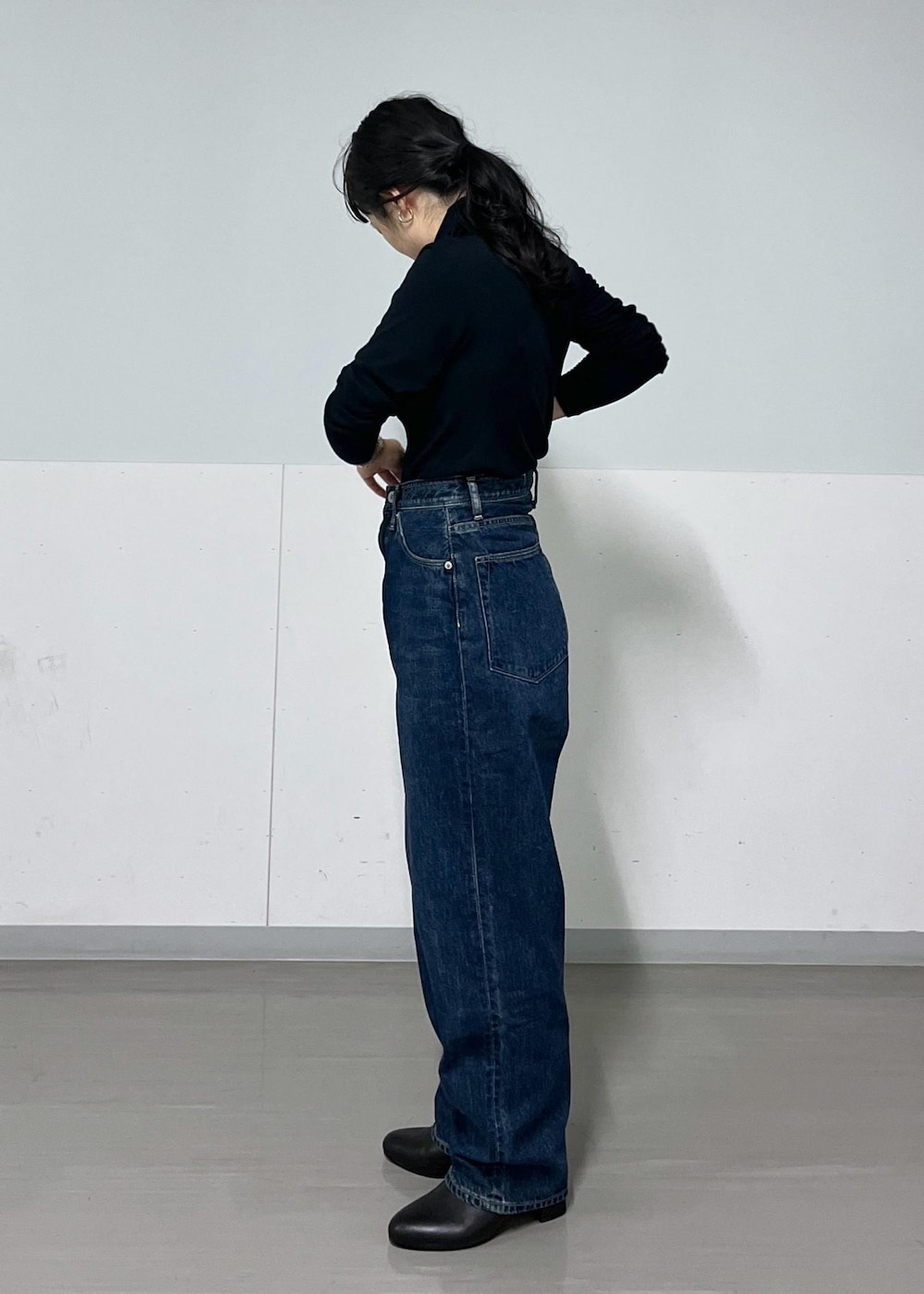 ブラック系のショルダーバッグ、ブラック系のブーツ、ブラック系のTシャツ/カットソーを着用したレディースの秋コーディネートの5枚目の写真