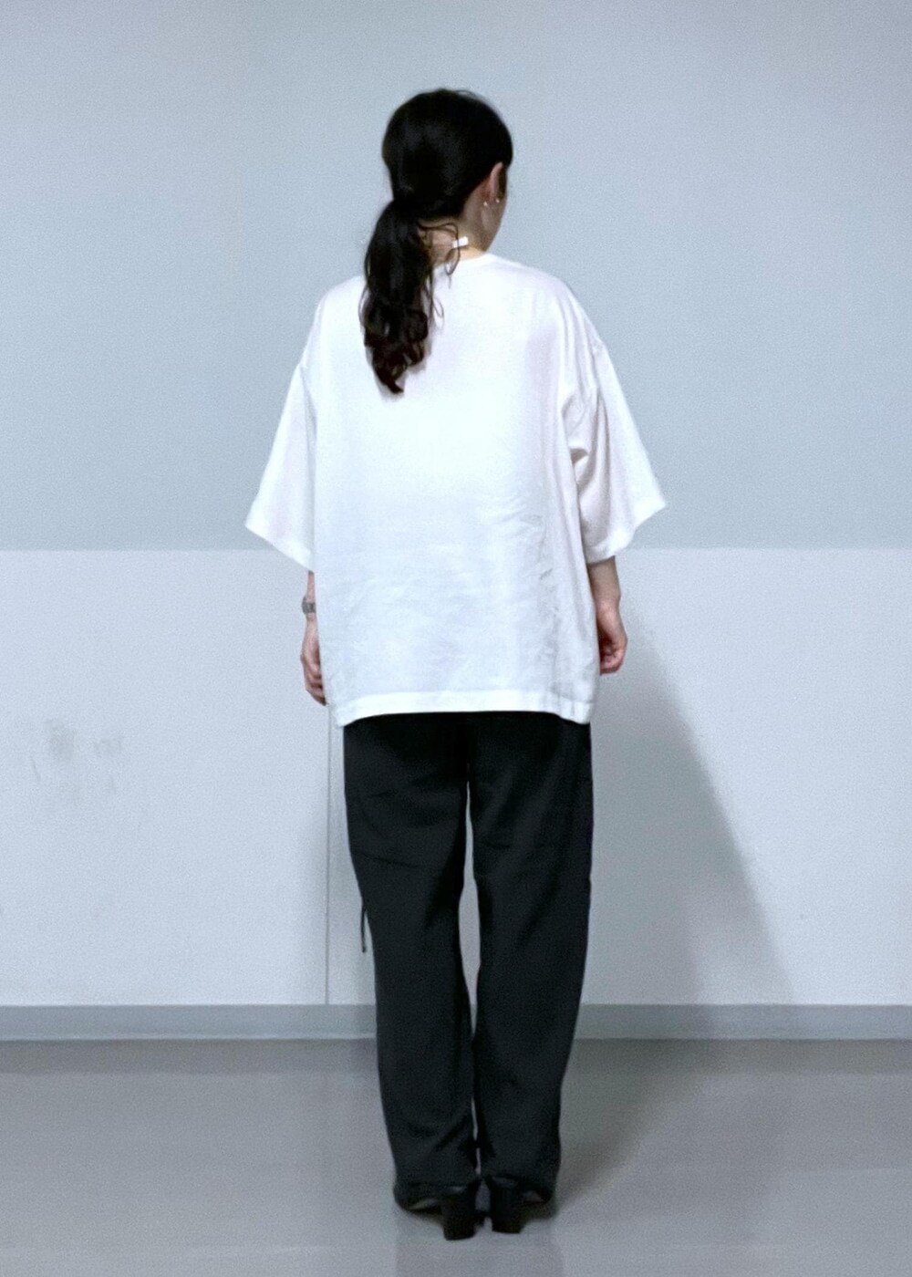 ホワイト系のTシャツ/カットソー、ブラック系のサンダル、ブラック系のその他パンツを着用したレディースの夏コーディネートの5枚目の写真