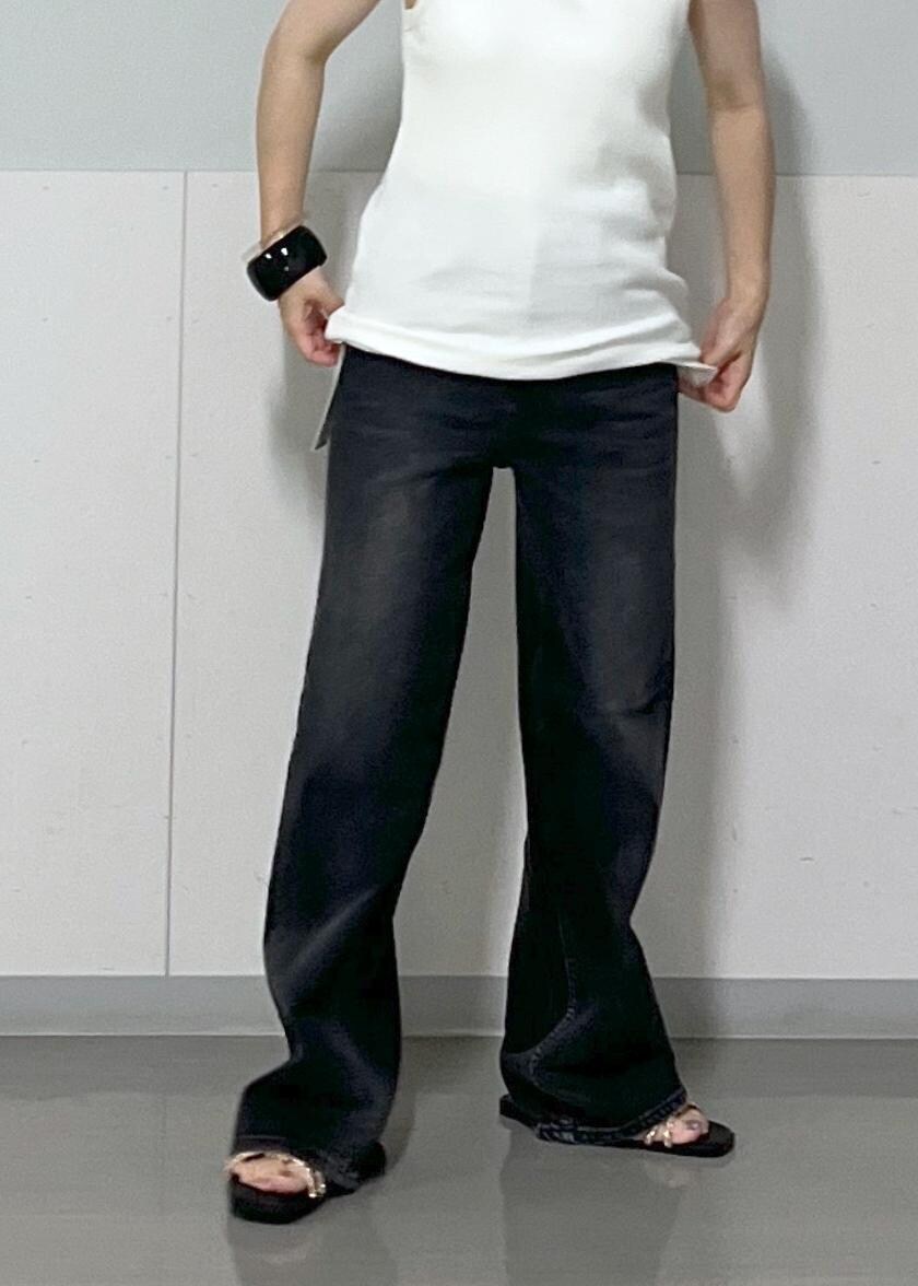 ブルー系のワンピース、ホワイト系のタンクトップ、シルバー系のハンドバッグを着用したレディースの夏コーディネートの7枚目の写真