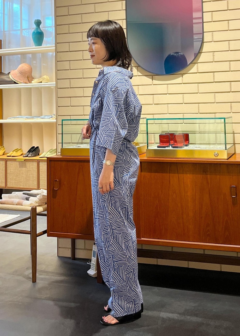 ブラック系のサンダル、ブルー系のつなぎ/オールインワン、グレー系のTシャツ/カットソーを着用したレディースの夏コーディネートの3枚目の写真