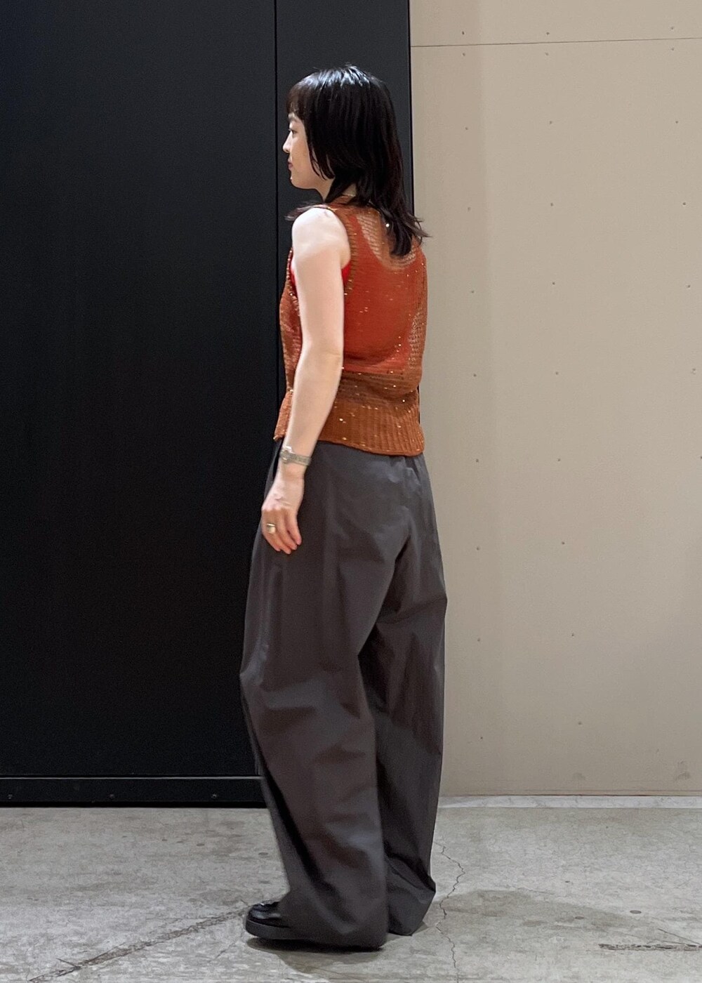 ホワイト系のショルダーバッグ、ブラック系のサンダル、レッド系のタンクトップを着用したレディースの春コーディネートの2枚目の写真