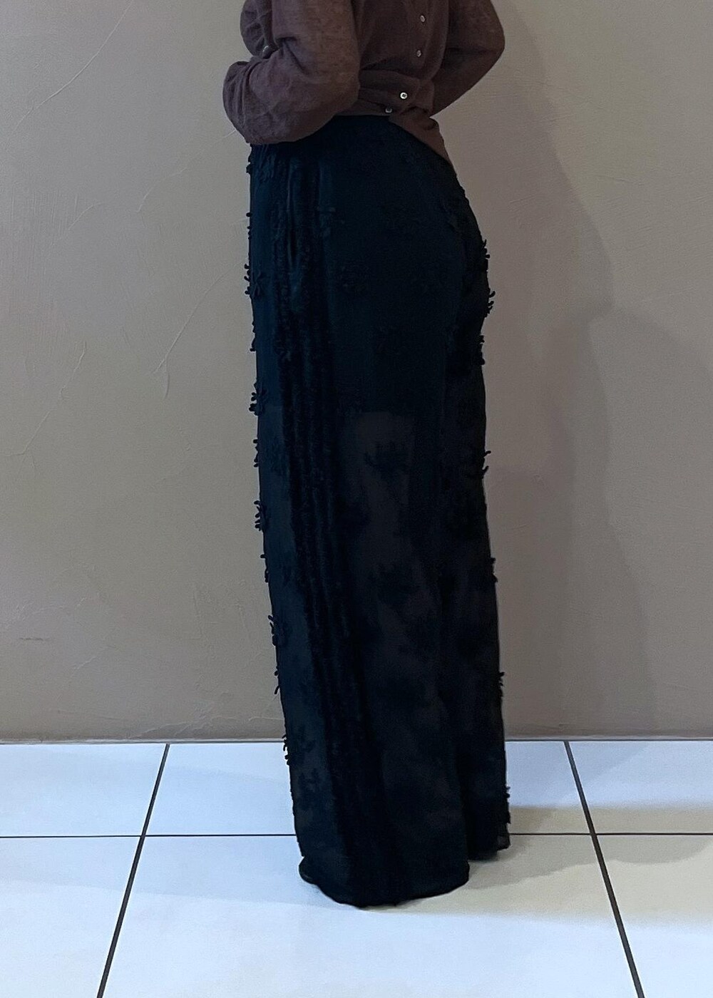 ブラック系のチューブトップ、ブラック系のサンダル、ブラウン系のカーディガン/ボレロを着用したレディースの夏コーディネートの5枚目の写真