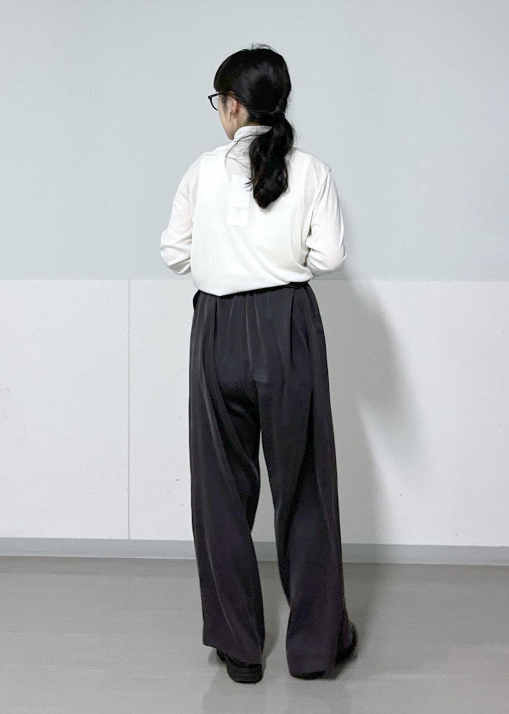 グレー系のその他パンツ、ブラック系のハンドバッグ、グレー系のTシャツ/カットソーを着用したレディースの秋コーディネートの9枚目の写真