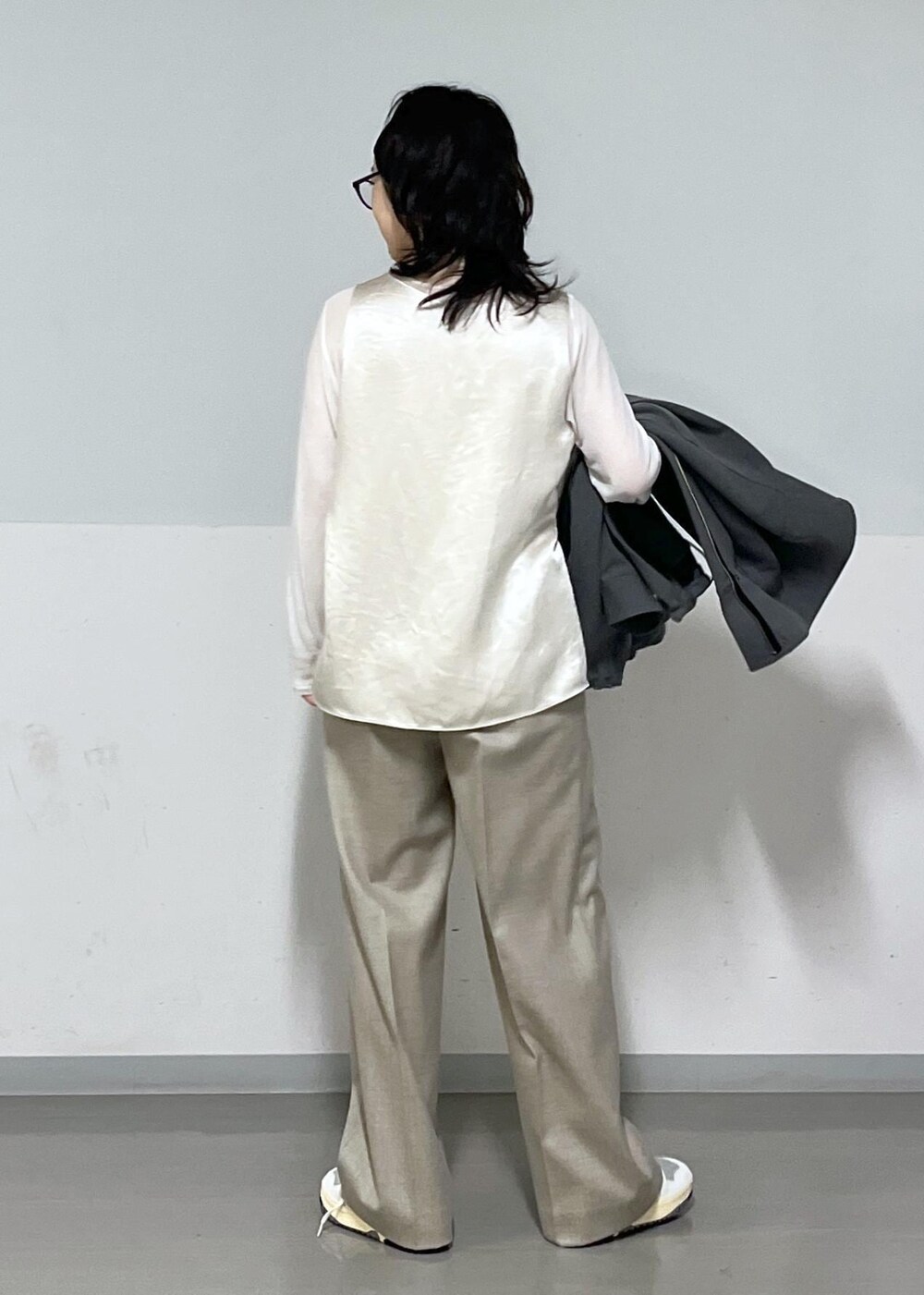 ホワイト系のTシャツ/カットソー、ホワイト系のTシャツ/カットソー、ホワイト系のカーディガン/ボレロを着用したレディースの秋コーディネートの9枚目の写真