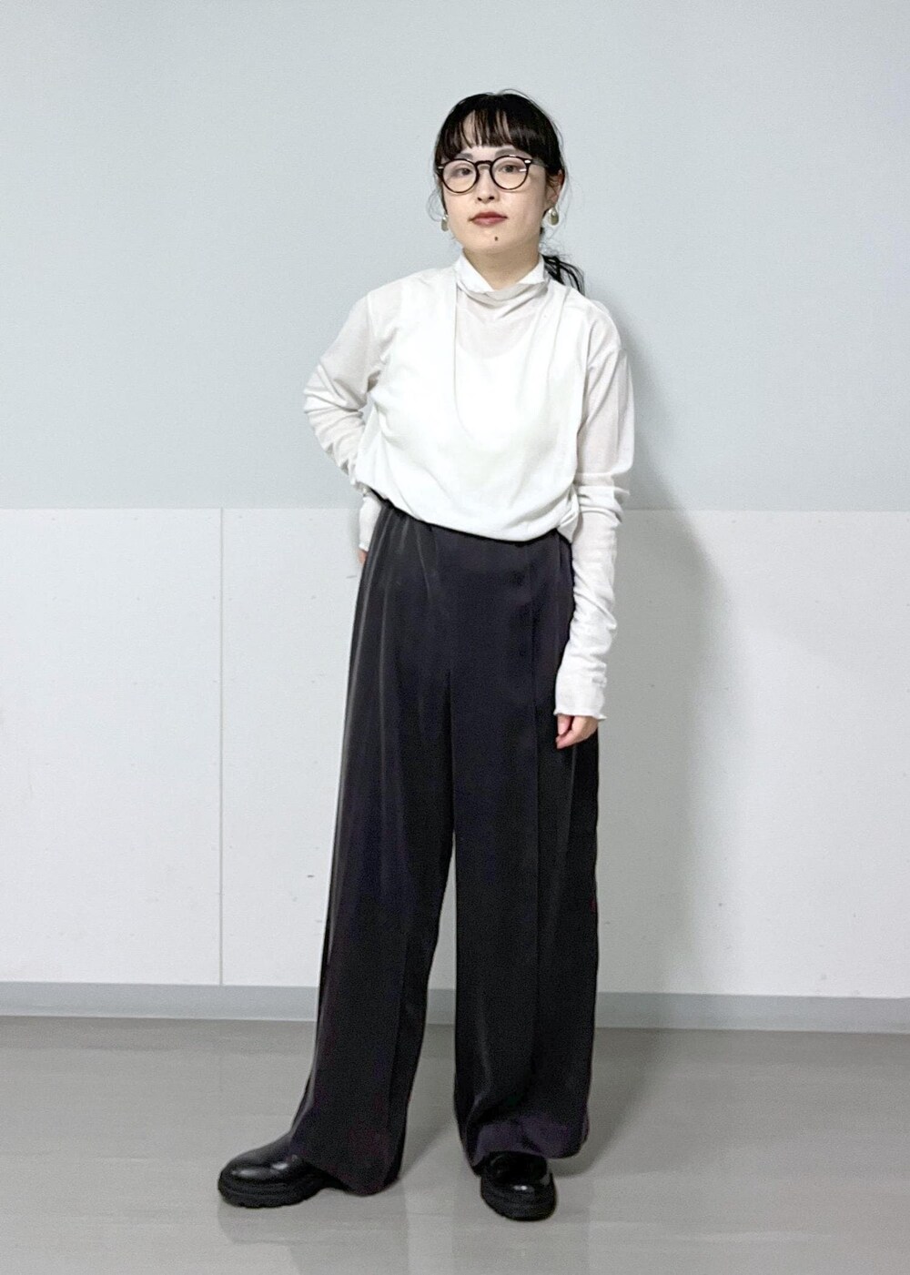 グレー系のその他パンツ、ブラック系のハンドバッグ、グレー系のTシャツ/カットソーを着用したレディースの秋コーディネートの7枚目の写真