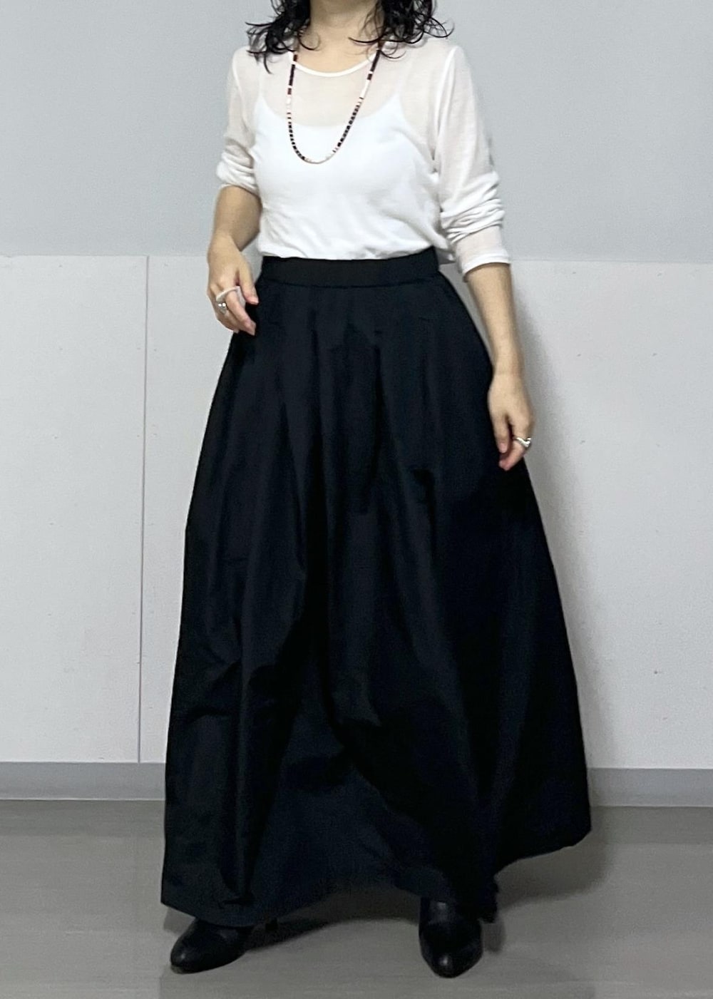 ブラック系のボディバッグ/ウエストポーチ、グレー系のスウェット、ブラック系のスカートを着用したレディースの秋コーディネートの9枚目の写真