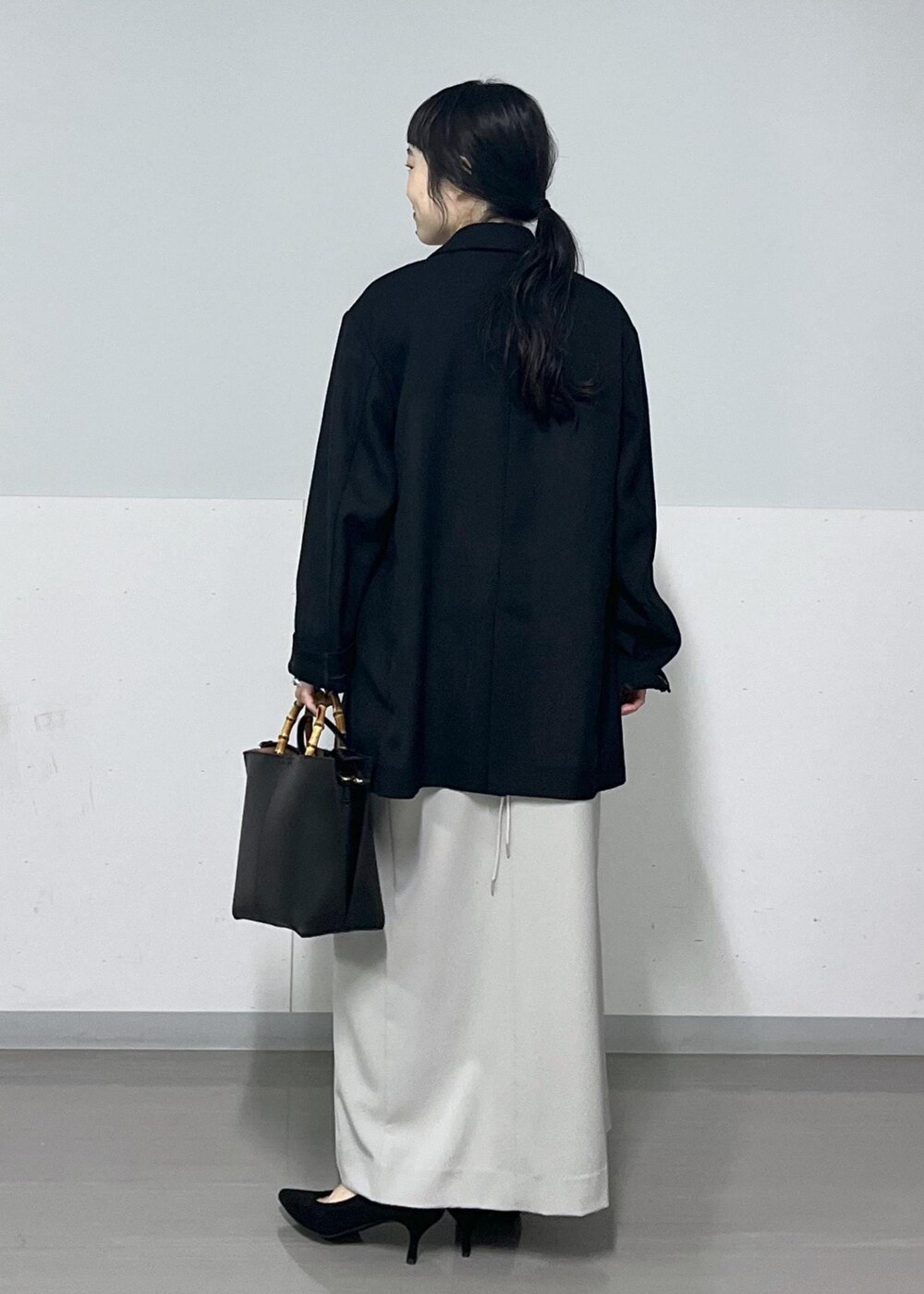「ジャケット、ブラック、ハンドバッグ、バンブーハンドル、ワンピース、サロンアダムエロペ、SALON adam et ropé、低身長、骨格ウェーブ、イエベ、セレモニー、結婚式、二次会」|「SALON adam et rope'のシアーベロアタッチクルーネックプルオーバー(Tシャツ/カットソー、ホワイト系)」を使った、kinoさん(レディース・152cm)の春コーディネートの4枚目の写真