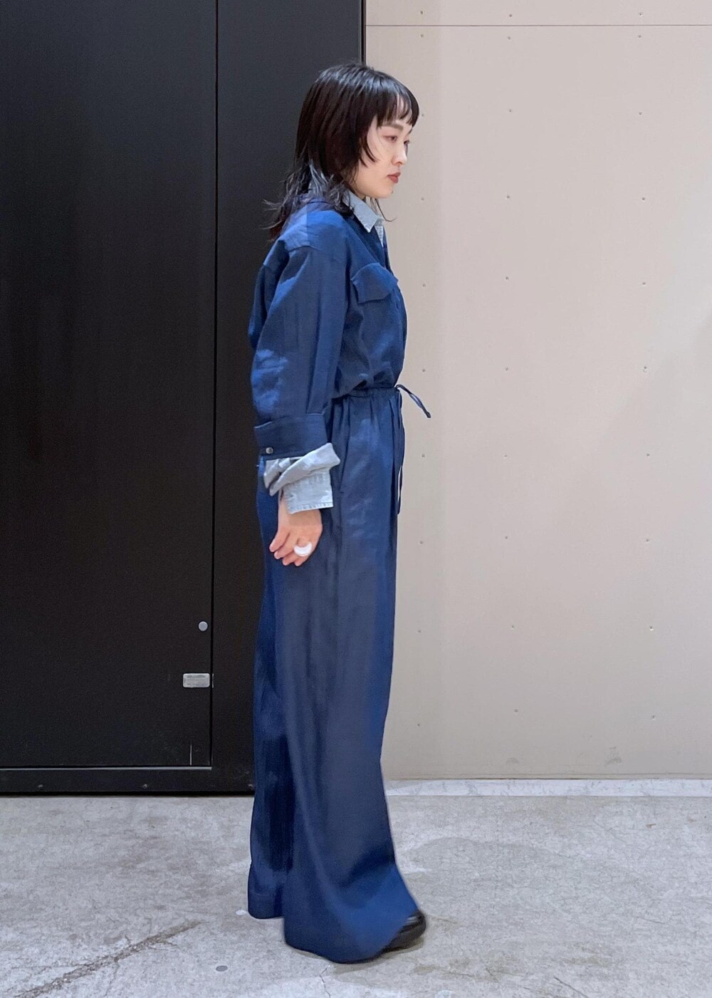 グレー系のショルダーバッグ、ブルー系のつなぎ/オールインワン、ブルー系のTシャツ/カットソーを着用したレディースの冬コーディネートの5枚目の写真