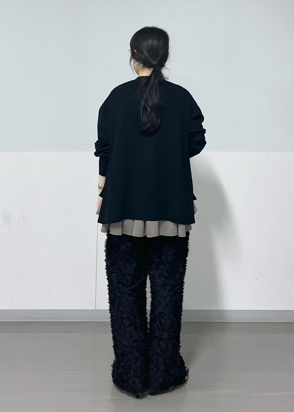 ブラック系のサンダル、ブラック系のショルダーバッグ、ブラック系のカーディガン/ボレロを着用したレディースの春コーディネートの9枚目の写真