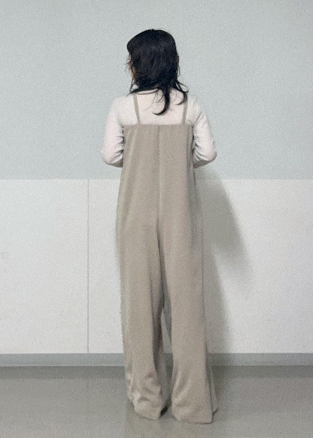 グレー系のTシャツ/カットソー、ブラウン系のショルダーバッグ、ベージュ系のつなぎ/オールインワンを着用したレディースの秋コーディネートの7枚目の写真