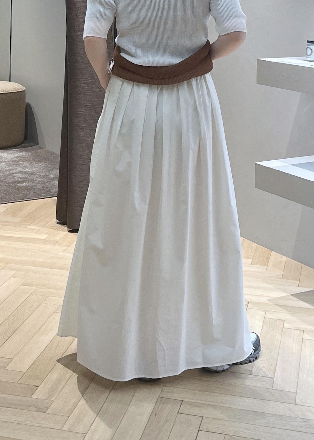 ホワイト系のブルゾン、ホワイト系のスカート、イエロー系のトートバッグを着用したレディースの春コーディネートの5枚目の写真