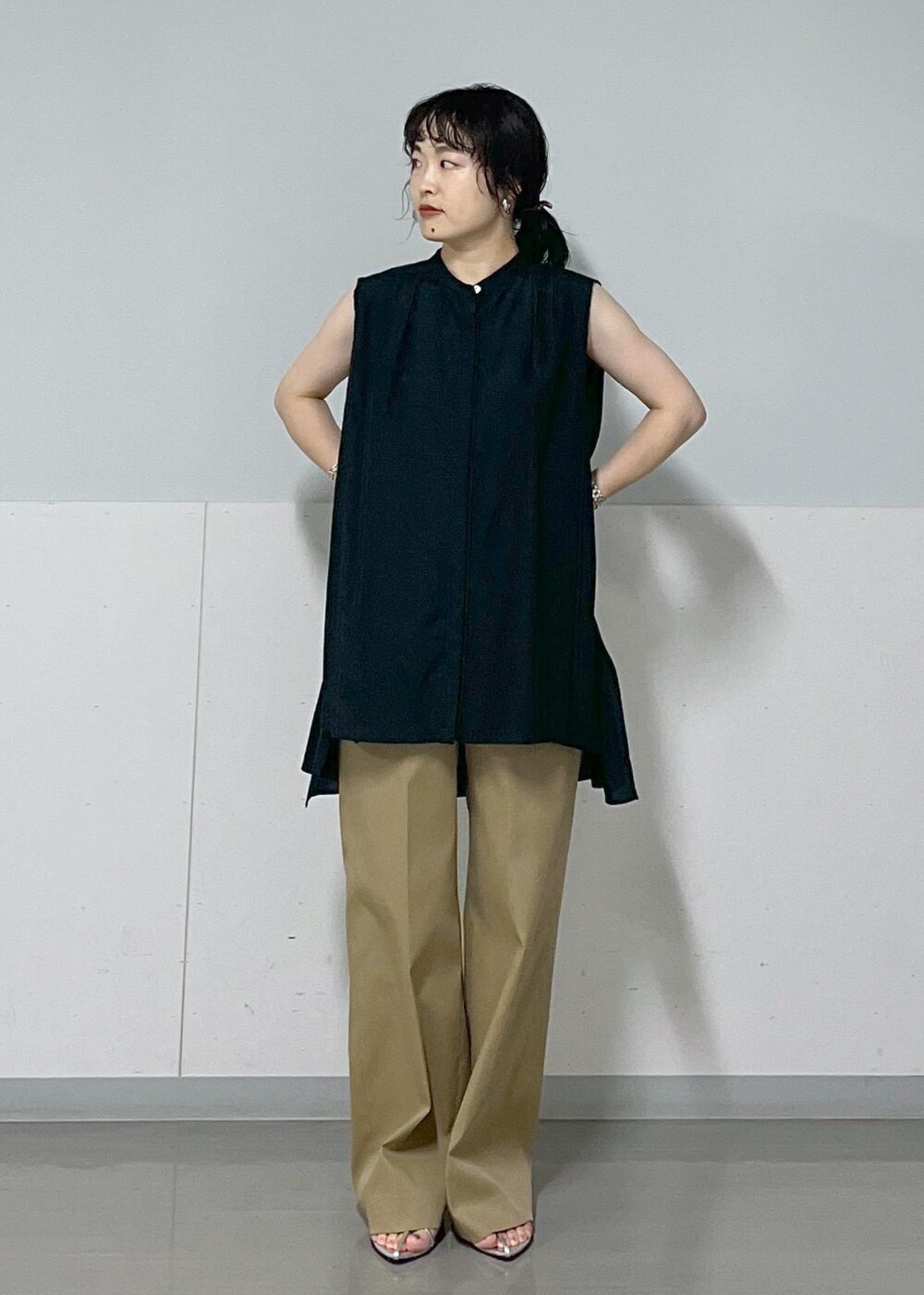 ベージュ系のその他パンツ、シルバー系のサンダル、ホワイト系のトートバッグを着用したレディースの夏コーディネートの6枚目の写真