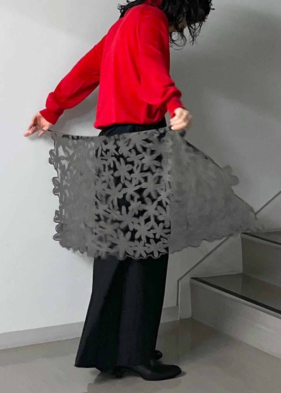 ブラック系のスカート、レッド系のニット/セーター、グレー系のスカートを着用したレディースの秋コーディネートの4枚目の写真