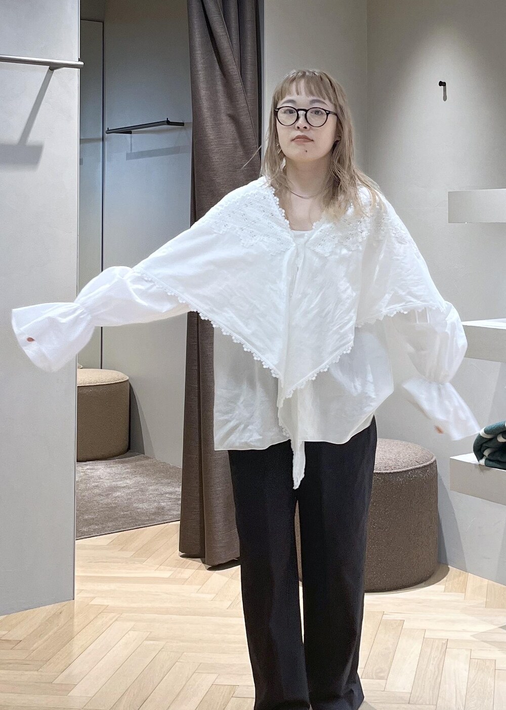 ブラック系のスラックス、ブラック系のパンプス、ホワイト系のシャツ/ブラウスを着用したレディースの冬コーディネートの5枚目の写真