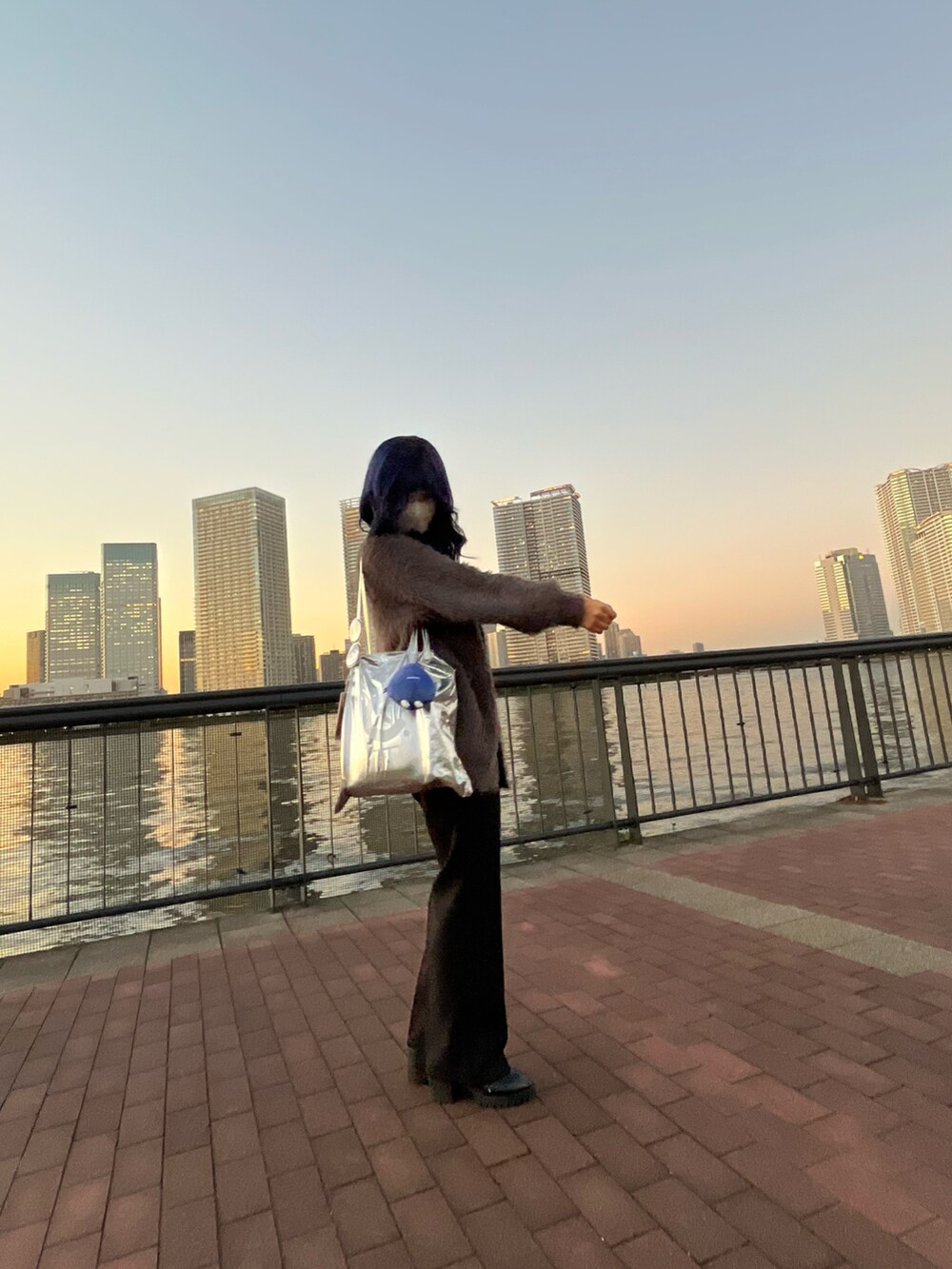 ブルー系のTシャツ/カットソー、グレー系のニット/セーター、ブラック系のパンツを着用したレディースの秋コーディネートの4枚目の写真