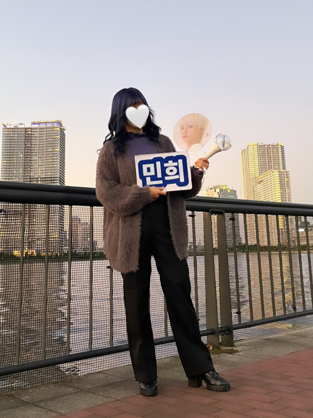 ブルー系のTシャツ/カットソー、グレー系のニット/セーター、ブラック系のパンツを着用したレディースの秋コーディネートの3枚目の写真