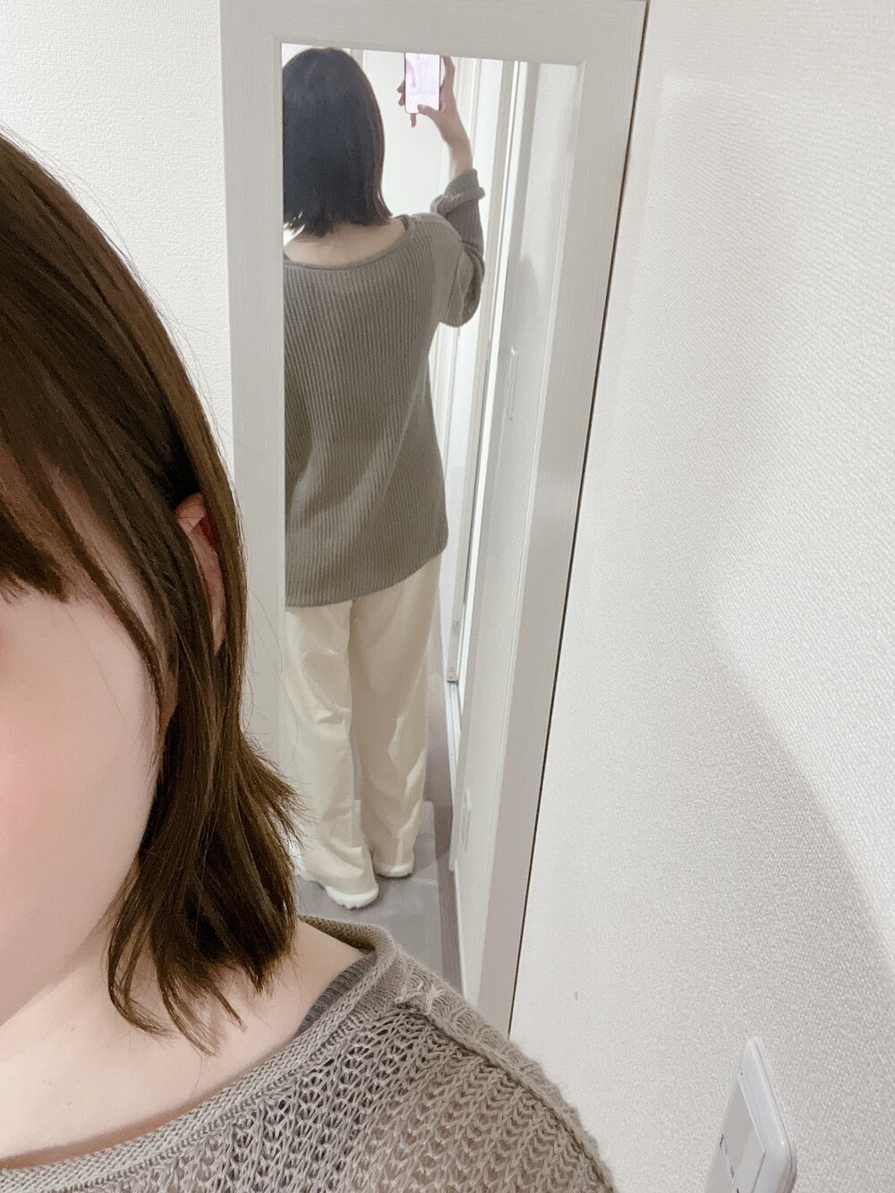 グリーン系のニット/セーター、ホワイト系のスニーカー、ホワイト系のその他パンツを着用したレディースの春コーディネートの3枚目の写真