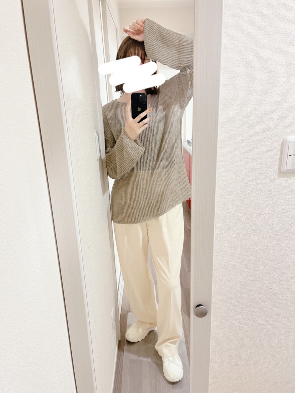 グリーン系のニット/セーター、ホワイト系のスニーカー、ホワイト系のその他パンツを着用したレディースの春コーディネートの2枚目の写真