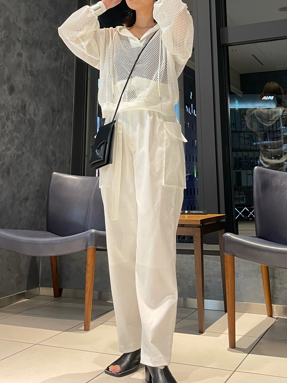 ブラック系のショルダーバッグを着用したレディースの春コーディネートの2枚目の写真