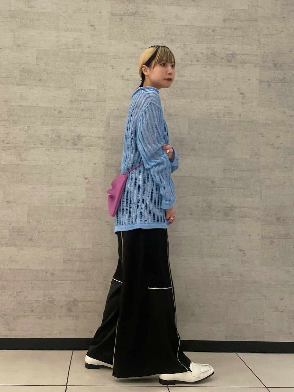 ブラック系のその他パンツを着用したレディースの冬コーディネートの2枚目の写真