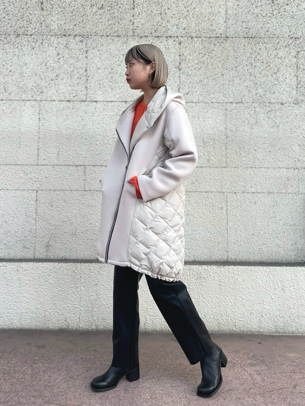 その他のパンツ、ホワイト系のダウンジャケット/コートを着用したレディースの冬コーディネートの2枚目の写真