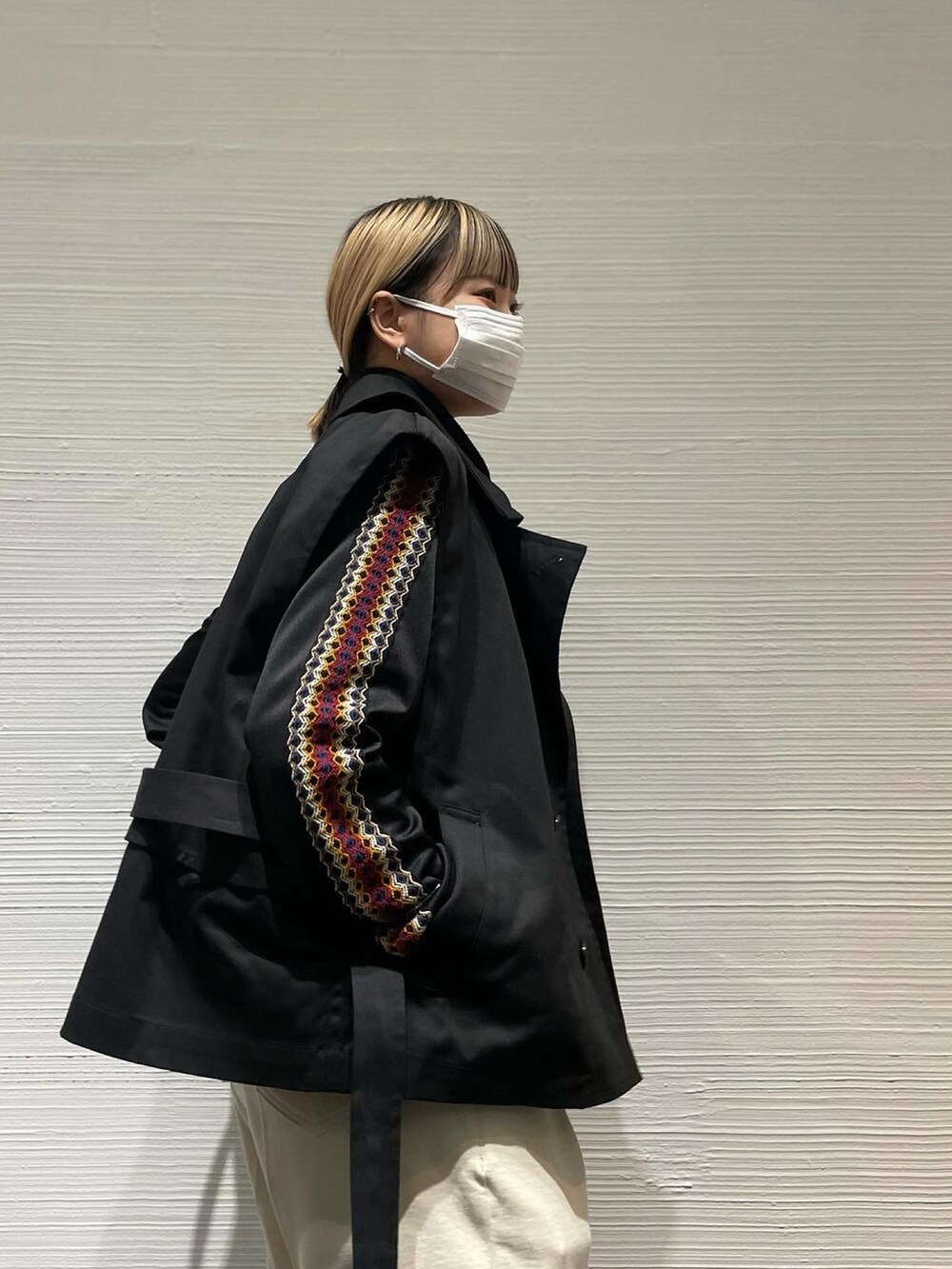 ブラック系のジャージを着用したレディースの秋コーディネートの4枚目の写真