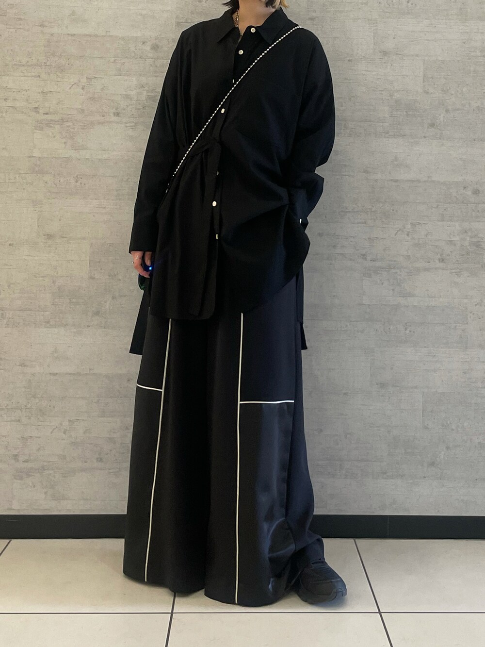 ブラック系のシャツ/ブラウスを着用したレディースの冬コーディネートの2枚目の写真