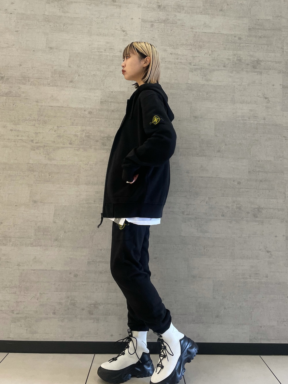 ホワイト系のTシャツ/カットソー、ブラック系のトップスを着用したレディースの冬コーディネートの2枚目の写真