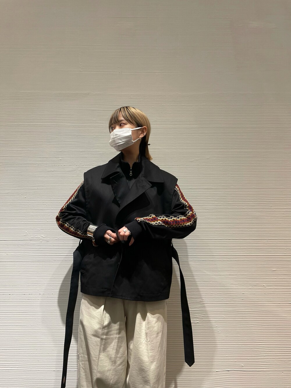 ブラック系のジャージを着用したレディースの秋コーディネートの3枚目の写真