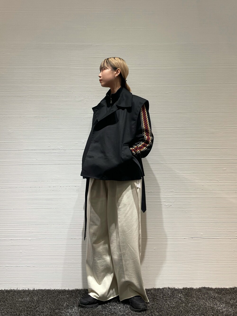 ブラック系のジャージを着用したレディースの秋コーディネートの2枚目の写真