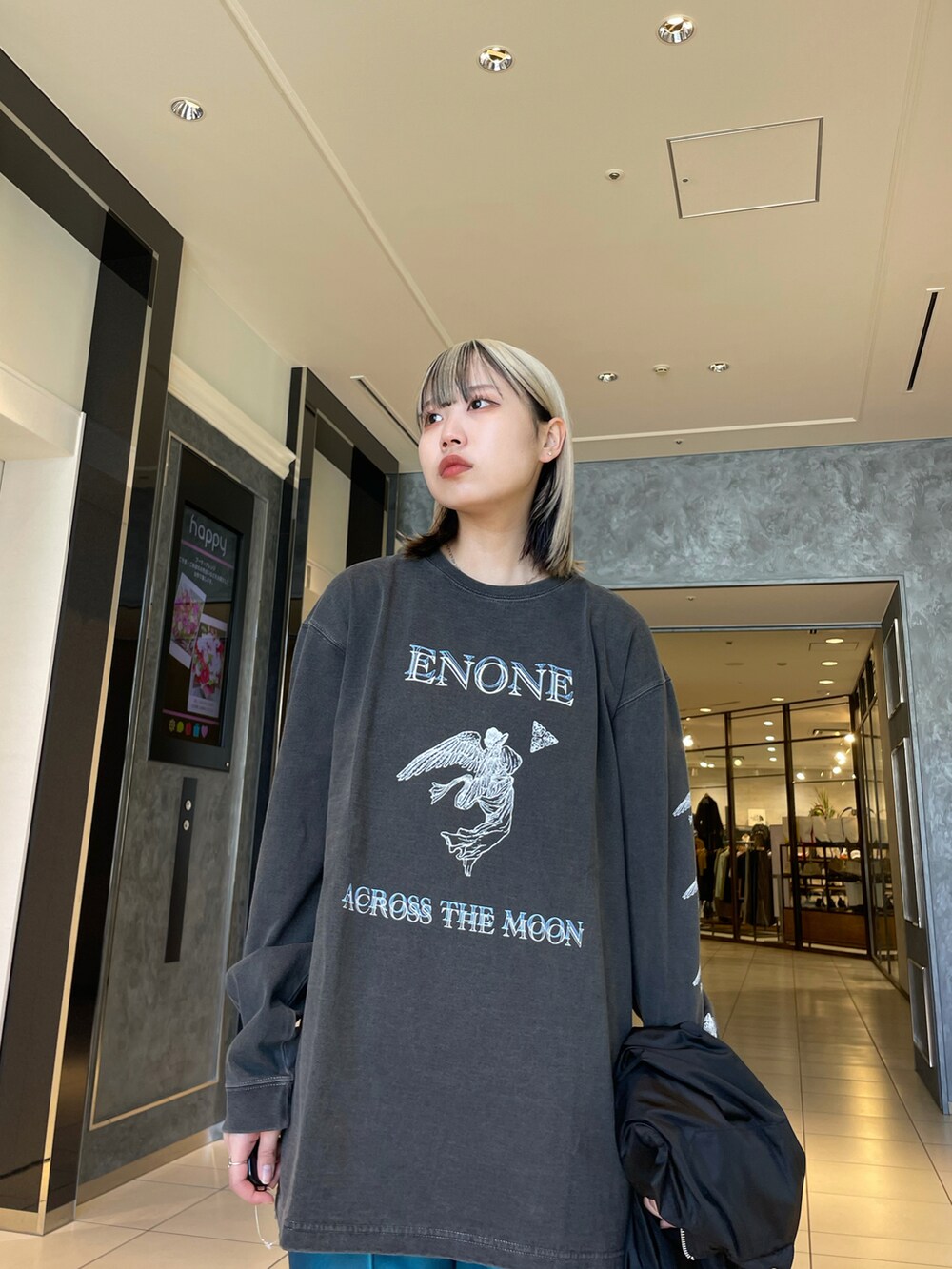 グレー系のTシャツ/カットソーを着用したレディースの春コーディネートの2枚目の写真