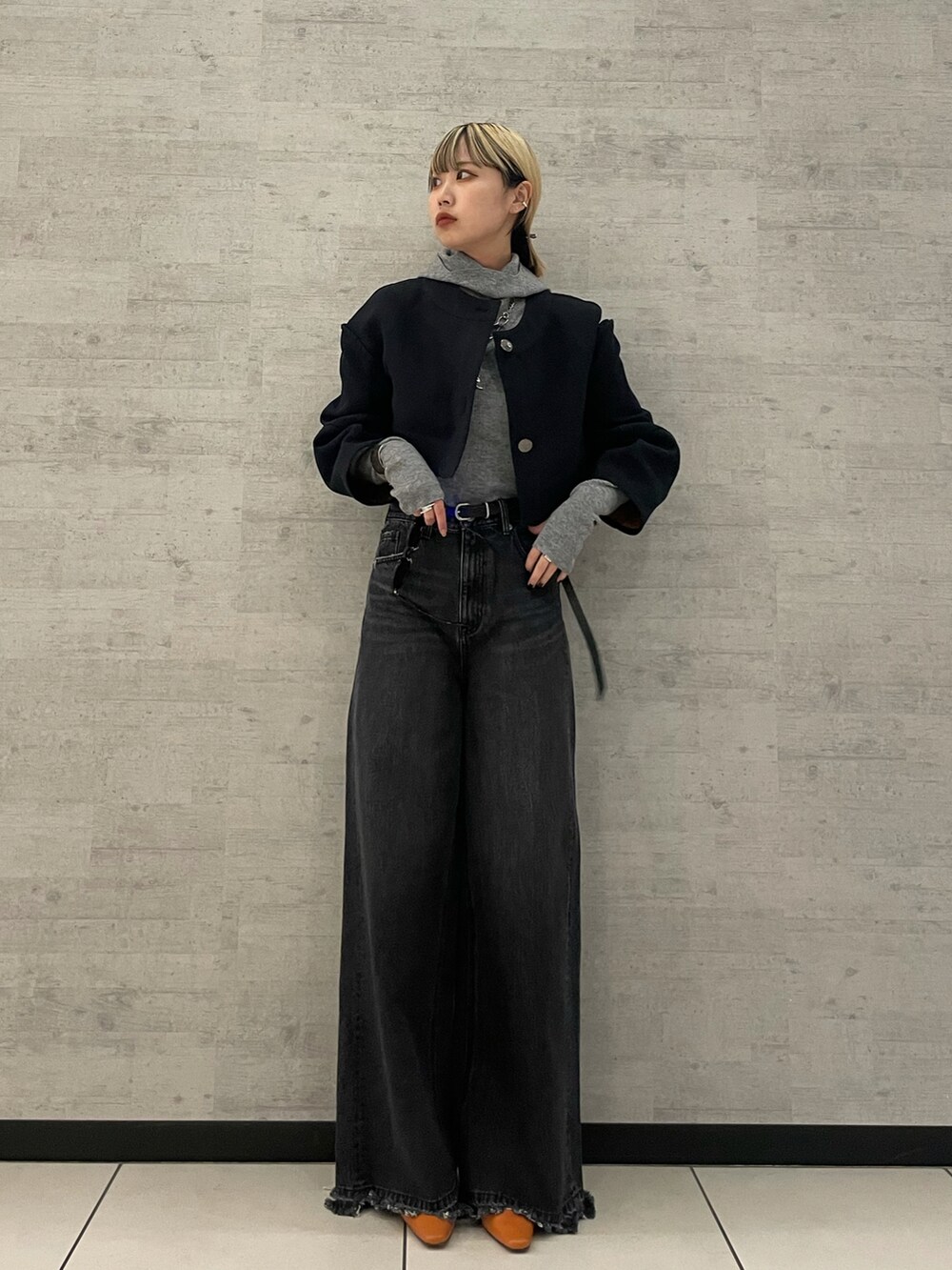 ブラック系のデニムパンツ、グレー系のニット/セーターを着用したレディースの冬コーディネートの2枚目の写真