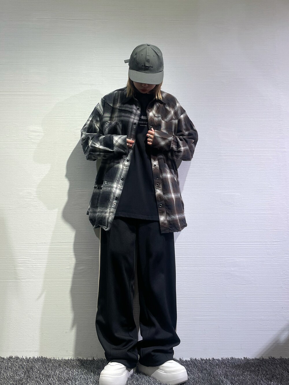 ブラック系のTシャツ/カットソーを着用したレディースの春コーディネートの2枚目の写真