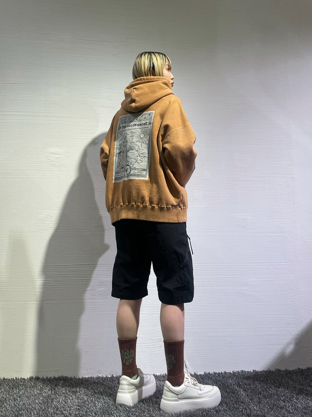 ベージュ系のパーカーを着用したレディースの春コーディネートの2枚目の写真