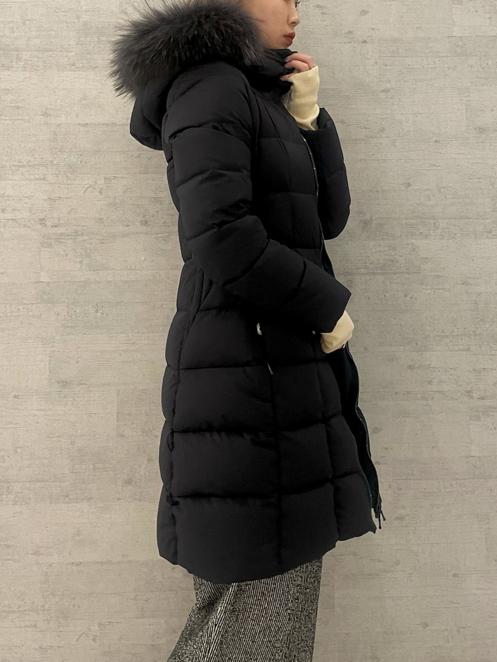 ブラック系のダウンジャケット/コートを着用したレディースの冬コーディネートの2枚目の写真
