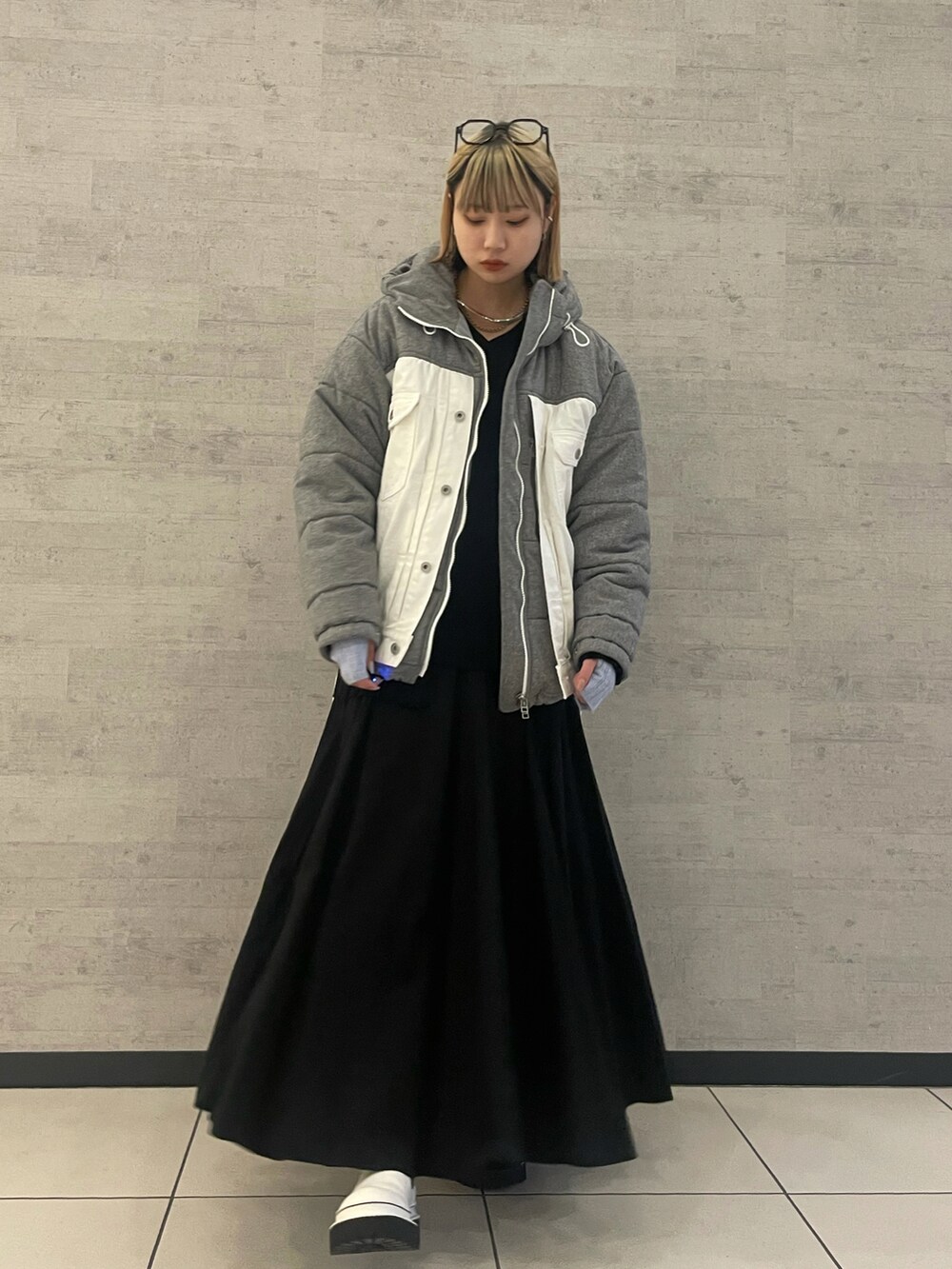 ブルー系のアームカバーを着用したレディースの冬コーディネートの2枚目の写真