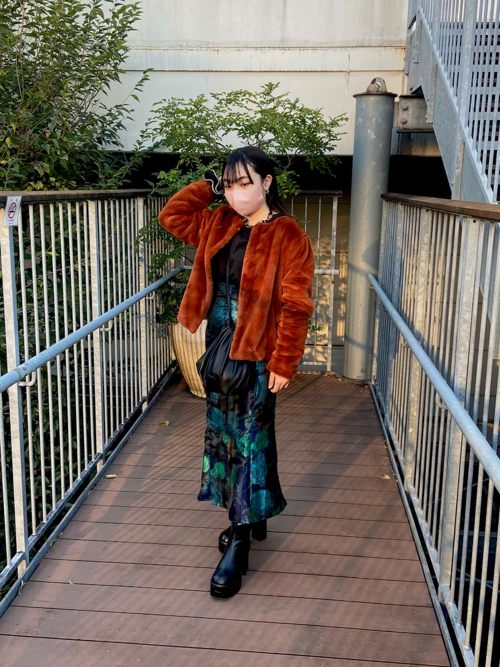 「未来のWEARISTAプロジェクト、秋冬コーデ、柄スカート、ファーコート、オレンジ、低身長コーデ、ootd、厚底シューズ、スカートスタイル、アウター、マーメイドスカート、モード、休日コーデ、着回しコーデ、デート」｜「H&Mのアイテム（ムートンコート、オレンジ系）」を使った、jen16lilyさん（レディース・154cm）の秋コーディネートの2枚目の写真