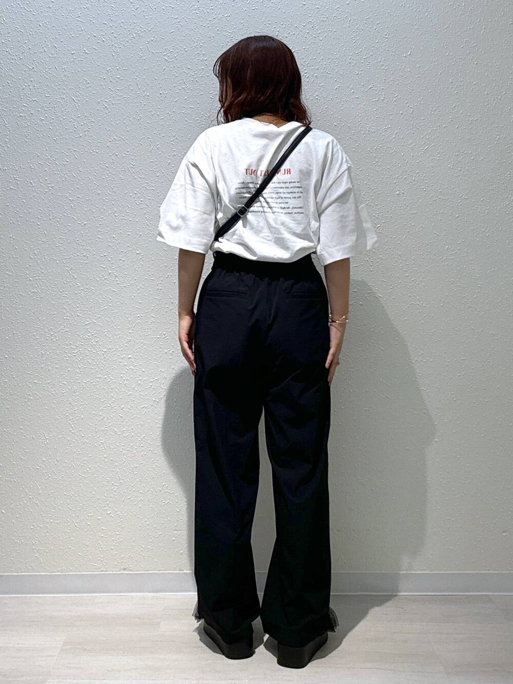 ブラック系のサンダル、ブラック系のショルダーバッグ、ホワイト系のTシャツ/カットソーを着用したレディースの夏コーディネートの3枚目の写真
