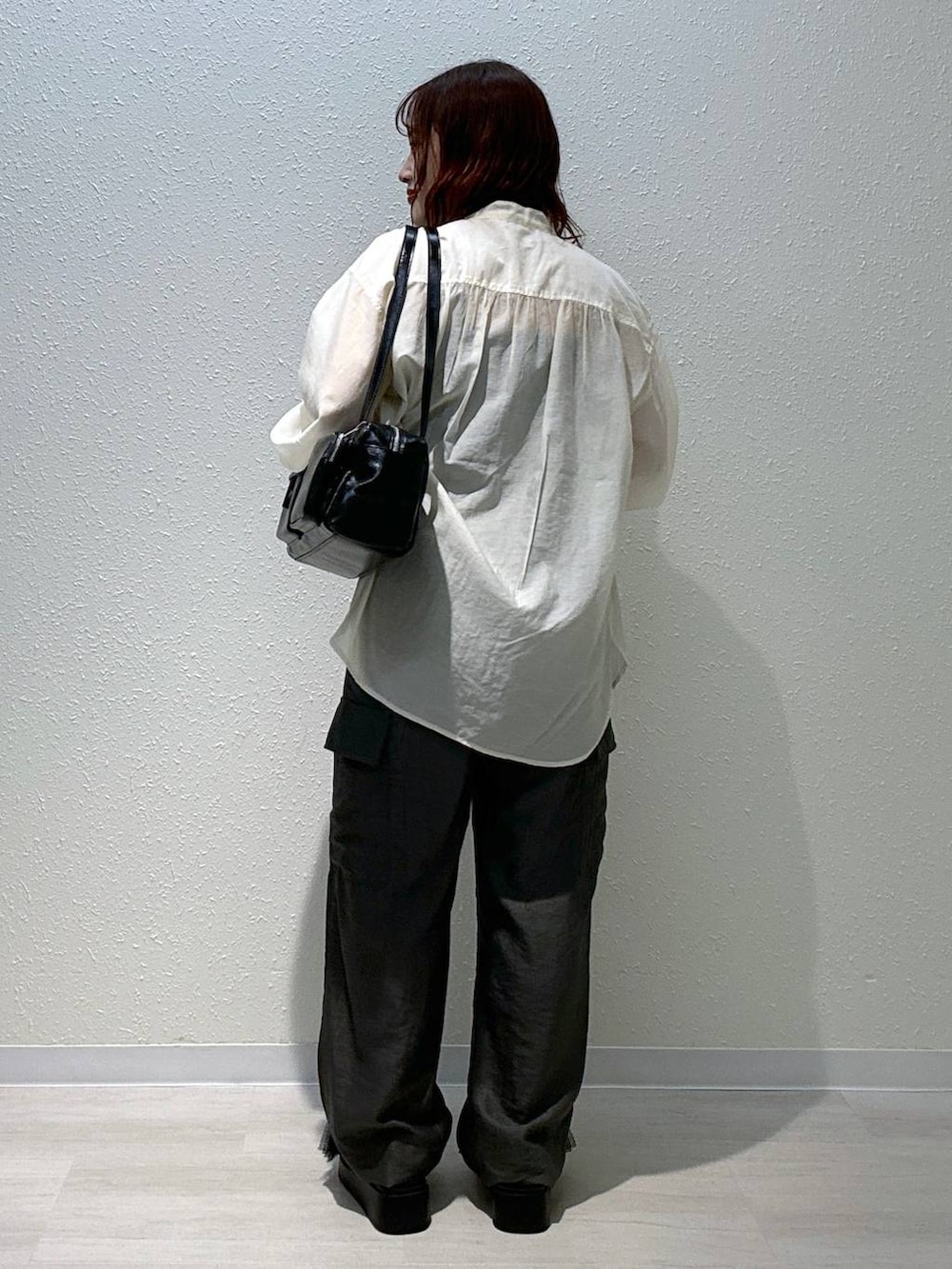 ブラック系のサンダル、グレー系のカーゴパンツ、ブラック系のタンクトップを着用したレディースの夏コーディネートの3枚目の写真