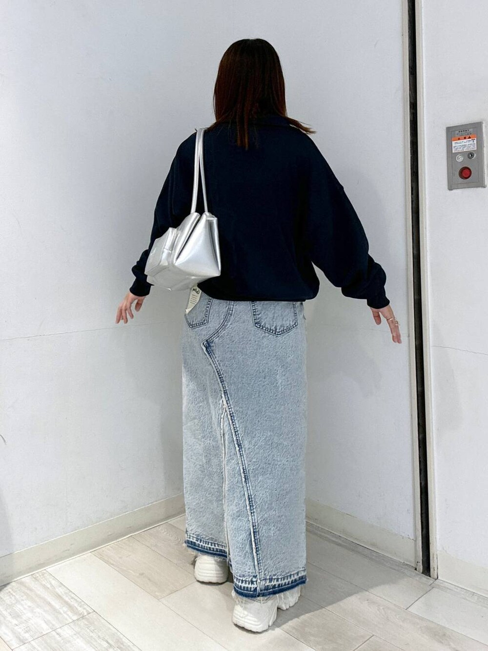 ホワイト系のキャミソール、ブルー系のスカート、ブルー系のスウェットを着用したレディースの秋コーディネートの3枚目の写真