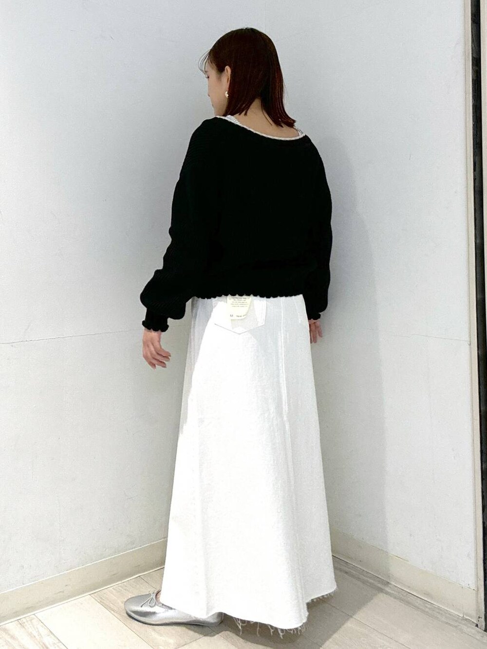 ブラック系のカーディガン/ボレロ、その他のTシャツ/カットソー、ホワイト系のスカートを着用したレディースの春コーディネートの3枚目の写真