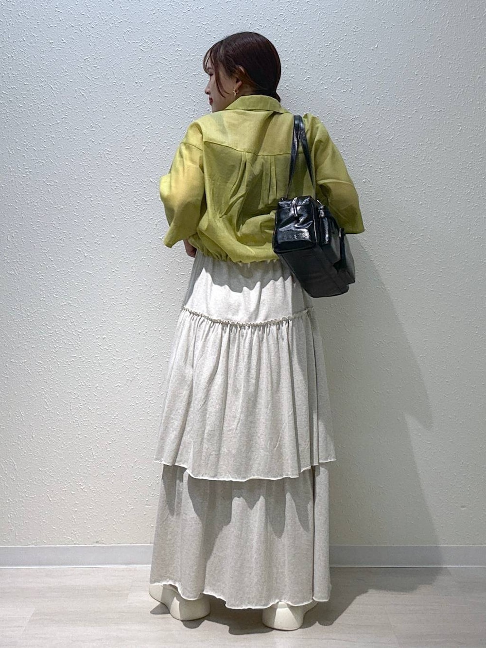 ホワイト系のサンダル、イエロー系のシャツ/ブラウス、ブラック系のボストンバッグを着用したレディースの夏コーディネートの4枚目の写真