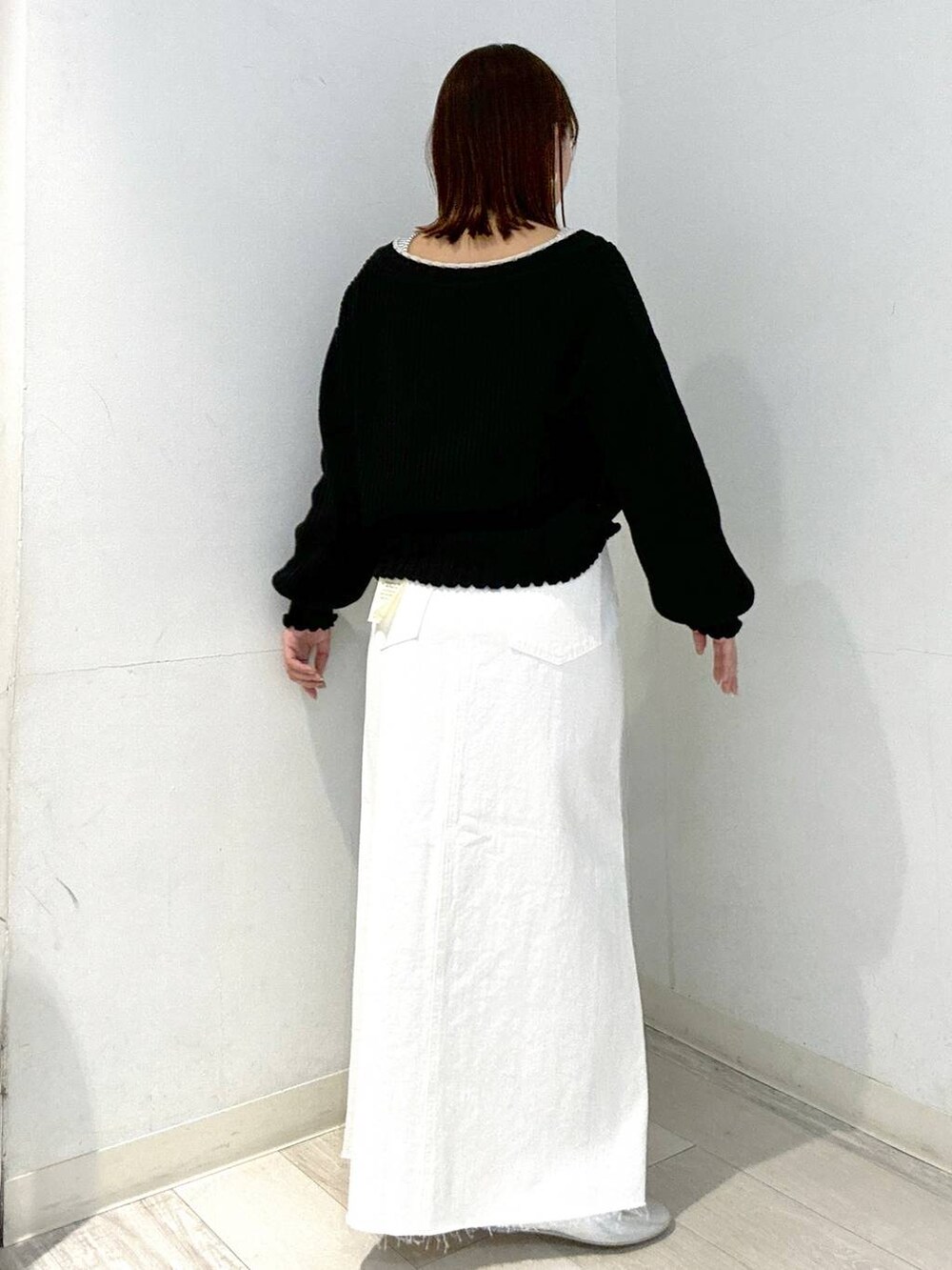 ブラック系のカーディガン/ボレロ、その他のTシャツ/カットソー、ホワイト系のスカートを着用したレディースの春コーディネートの2枚目の写真