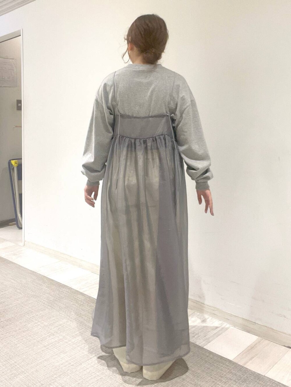 ホワイト系のその他パンツ、グレー系のワンピース、ブラック系のブーツを着用したレディースの夏コーディネートの3枚目の写真