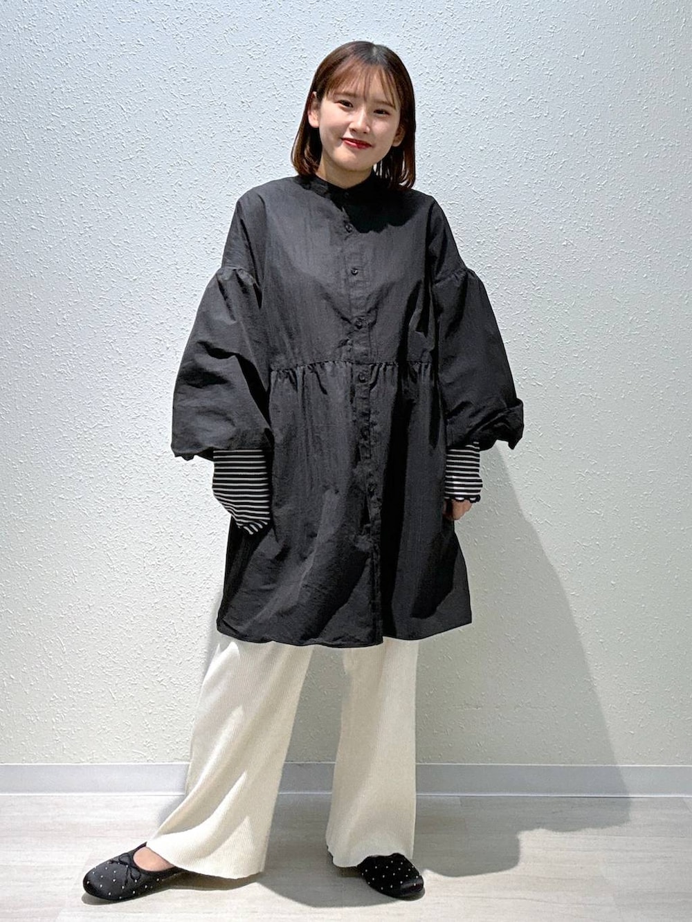 ブラック系のTシャツ/カットソー、ブラック系のワンピースを着用したレディースの春コーディネートの2枚目の写真