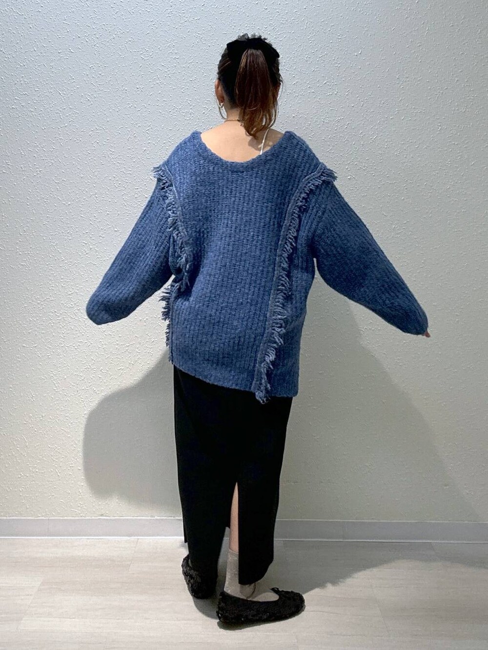 ブルー系のニット/セーター、ブラック系のバレエシューズ、ホワイト系のキャミソールを着用したレディースの秋コーディネートの3枚目の写真